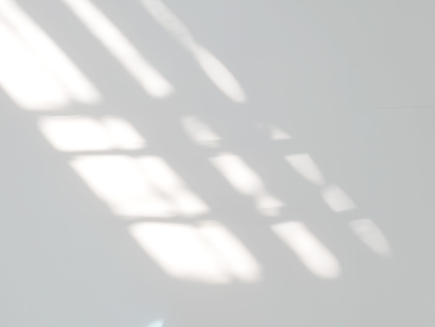 Sombra de ventana sobre fondo de pared blanca photo
