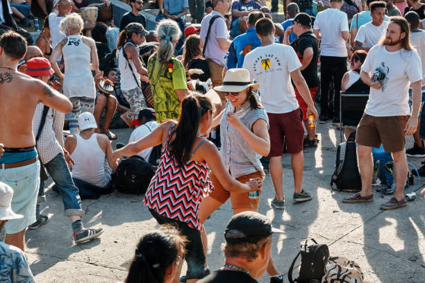 jovens canadenses dançando no festival tam tams no mount royal park, montreal, canadá. - music festival park friendship summer - fotografias e filmes do acervo