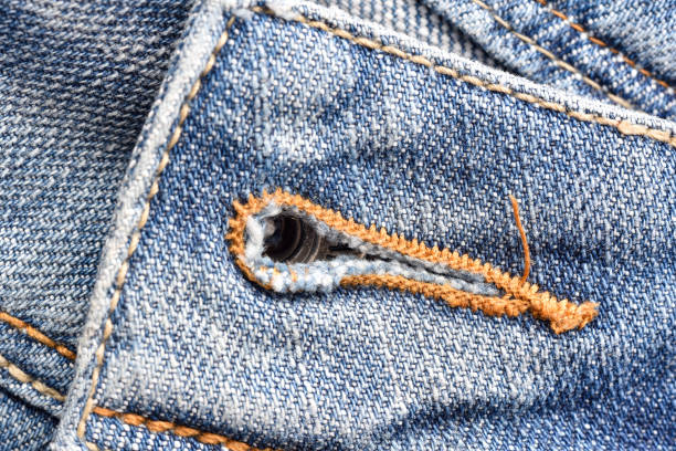 macro de pantalon de jean boutonnière, motif de texture denim, gros plan de fils de couture, fond de détail de tissu. - fleur à la boutonnière photos et images de collection