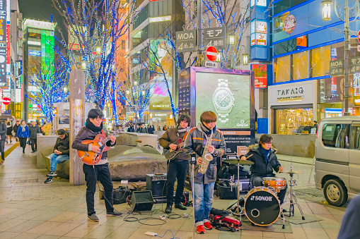One night in January 2020, on the streets of the Xinxugan, Japan, a band in the exemplary performance, each member is enjoying.