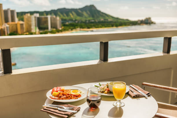 petit-déjeuner en chambre d’hôtel sur balcon vue sur la plage de waikiki, honolulu, hawaii. voyage de vacances nourriture du matin petit déjeuner américain dans un complexe de luxe à l’extérieur. - outdoors waikiki waikiki beach honolulu photos et images de collection