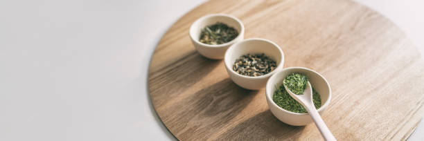 зеленый чай листья выбор китайских чаев панорамный баннер фон - jasmine tea leaf dry green tea стоковые фото и изображения