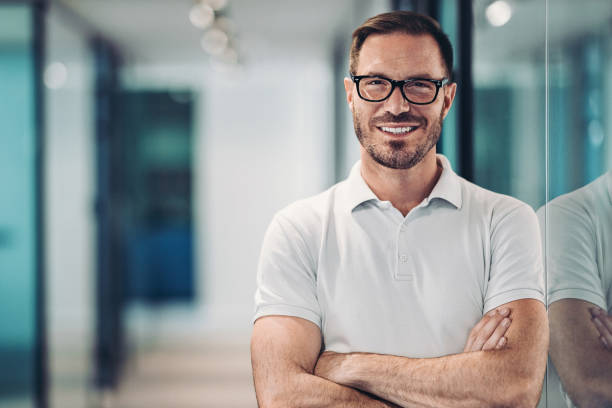 lächelnder mittlerer erwachsener im poloshirt - clothing smiling indoors image technique stock-fotos und bilder