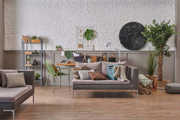 décor d’oreiller de canapé gris moderne dans la chambre, fond de table en bois avec ornement de maison et style étagère, mur classique brun brique blanche, marbre noir. - designer living room brown white photos et images de collection