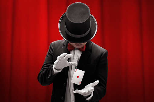 Manos de mago mostrando truco de magia photo