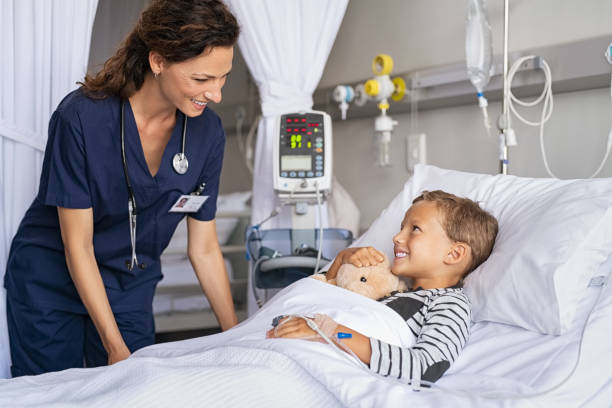 pielęgniarka opiekująca się uroczym małym chłopcem w szpitalu - patient male nurse nurse hospital zdjęcia i obrazy z banku zdjęć
