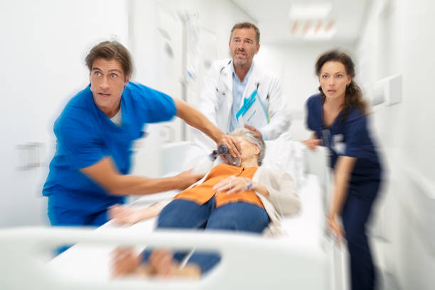 緊急時に病院で走っている医師と看護師 - 救急医療 ストックフォトと画像