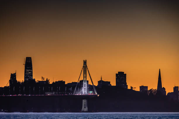 vista nocturna de la bahía de san francisco y el horizonte de la ciudad - golden gate bridge night bridge san francisco bay fotografías e imágenes de stock