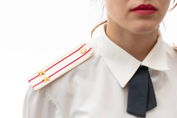 una poliziotta russa in uniforme e una camicia bianca su sfondo bianco. messa a fuoco selettiva. - russian culture women spy russia foto e immagini stock