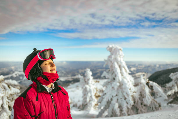 kobieta wdychająca świeże powietrze na wierzchu rękojeści. - skiing winter snow mountain zdjęcia i obrazy z banku zdjęć