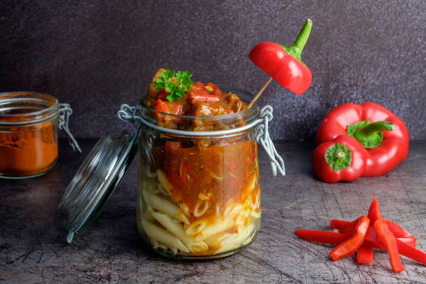 goulash hongrois avec des nouilles dans un verre. a emporter - mitnehmen photos et images de collection