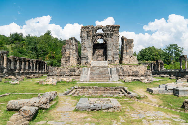 temple du soleil martand daté du 8ème siècle à anantnag, cachemire, inde - viiième siècle photos et images de collection