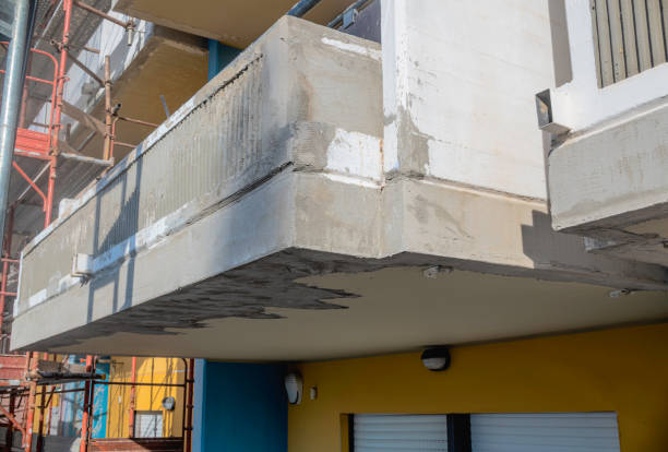 balcones de fachada de condominio reparados tras degradación y grietas en la estructura de hormigón armado - window frame fotos fotografías e imágenes de stock