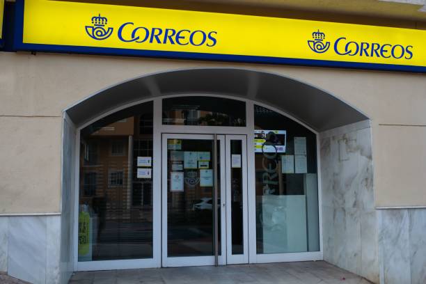 roquetas de mar, spain; september 27th 2021: post office of the company correos - correspondência imagens e fotografias de stock