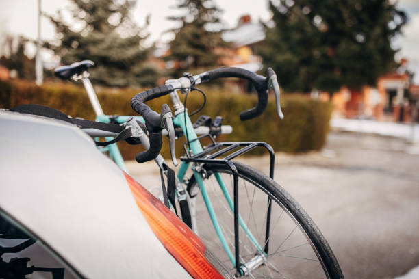 велосипед на велосипедной стойке на багажнике автомобиля - bicycle rack стоковые фото и изображения