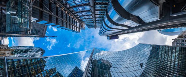 青い空を舞う金融街の超高層ビル ロンドンパノラマ - directly below 写真 ストックフォトと画像