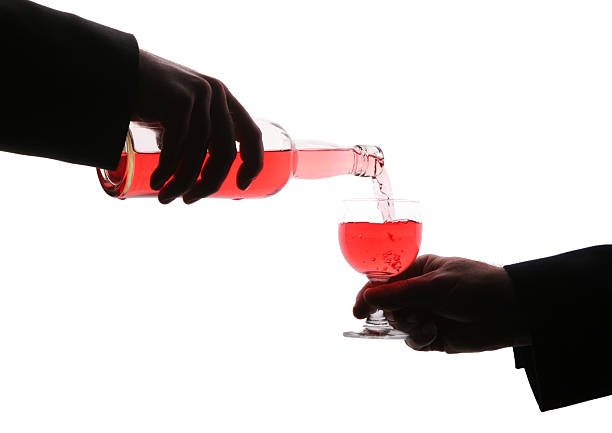 Silhouette of fand fill alcoholic drink in glass
