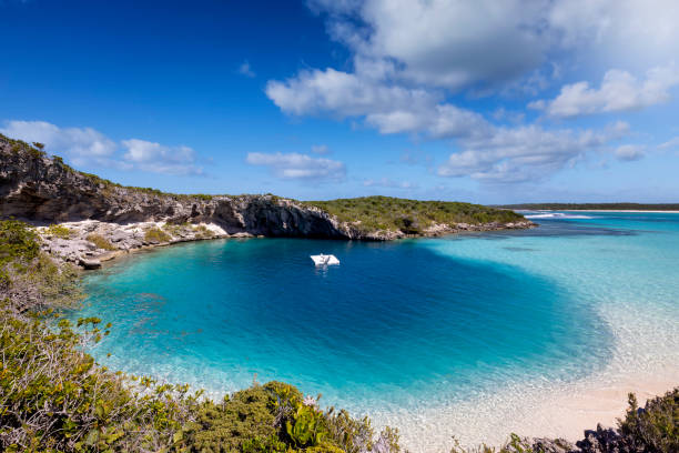 istock The famous Dean's Blue Hole, Long Island 1373290345