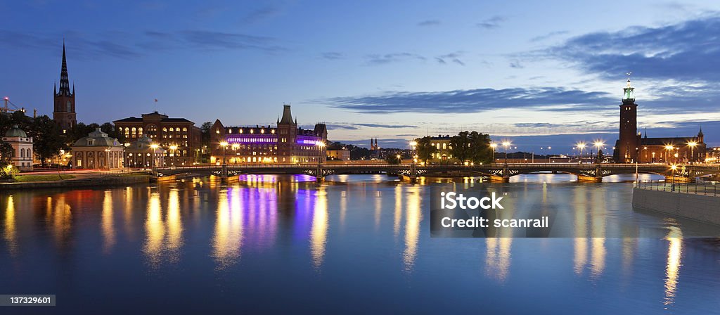 Noche panorama de la ciudad antigua, en Estocolmo Suecia - Foto de stock de Estocolmo libre de derechos