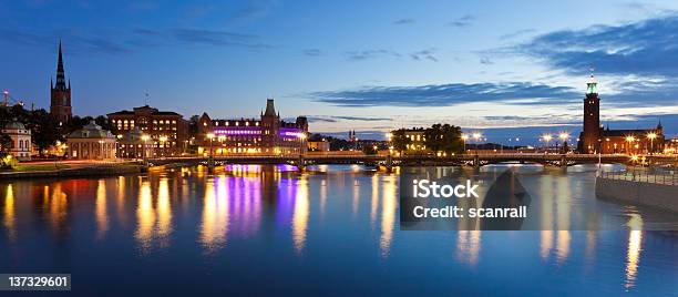 Noche Panorama De La Ciudad Antigua En Estocolmo Suecia Foto de stock y más banco de imágenes de Estocolmo