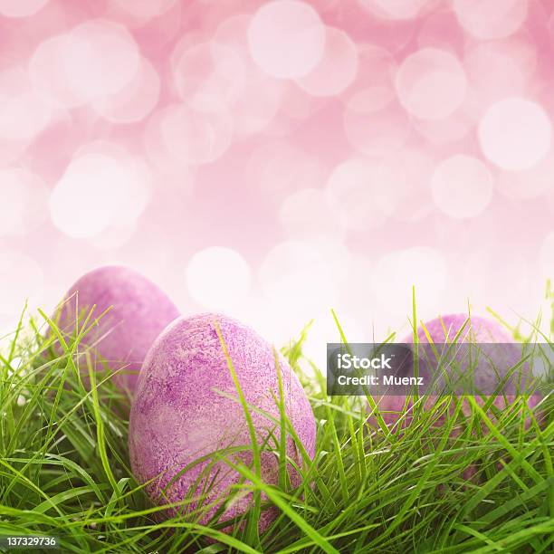 Huevos En El Césped Foto de stock y más banco de imágenes de Abril - Abril, Celebración - Ocasión especial, Colorido