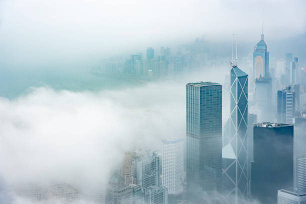 wolkenkratzer in der innenstadt von hongkong stadt im nebel - monochrome cityscape color image horizontal stock-fotos und bilder