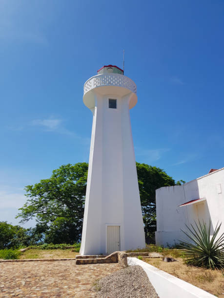 faro situato nella parte più alta dell'isola di la roqueta ad acapulco - acapulco mexico sunset day foto e immagini stock