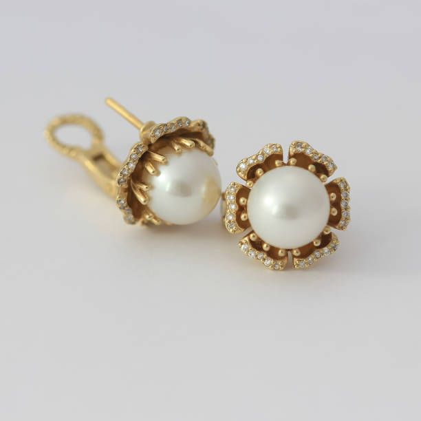 istock Pearl gold diamonds earrings 1373300628