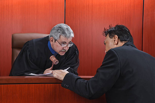 prawnik rozmawianie z sędzia w sala sądowa - judge gavel law justice zdjęcia i obrazy z banku zdjęć