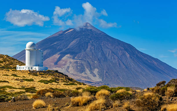 teide-observatorium vor dem vulkan teide (teneriffa, kanarische inseln) - pico de teide stock-fotos und bilder