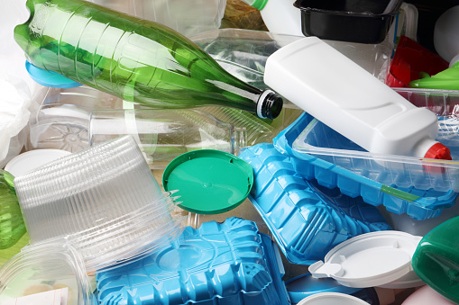 Varias basuras plásticas domésticas diarias photo