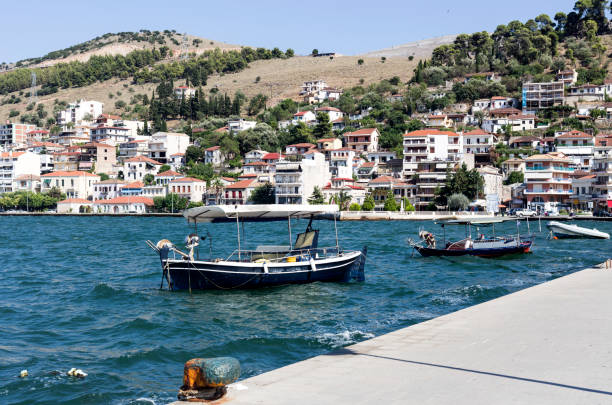 vista em barco de pesca atracado (cidade amfilochia, mediterrâneo, grécia) - buoy anchored sea wave - fotografias e filmes do acervo