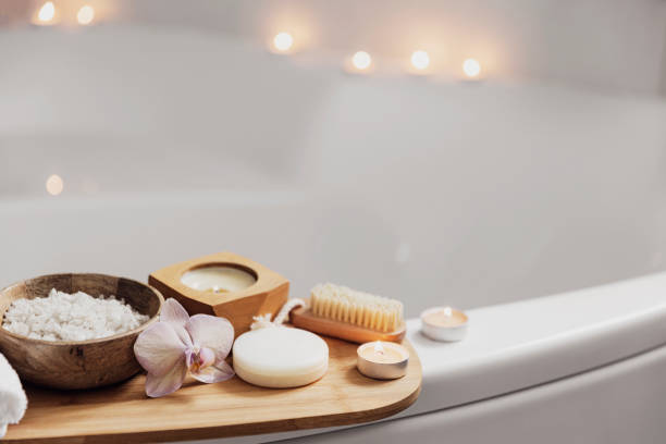 traitement de spa à l’hôtel ou procédure de bain à domicile. salle de bain avec accessoires sur plateau - mud spa treatment health spa massaging photos et images de collection