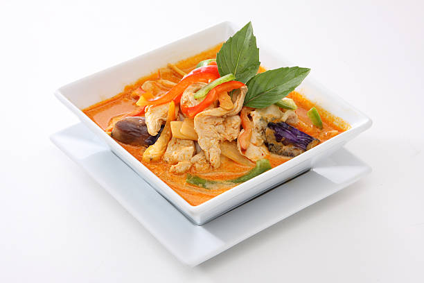comida tailandesa rojo pollo al curry - bamboo shoot fotos fotografías e imágenes de stock