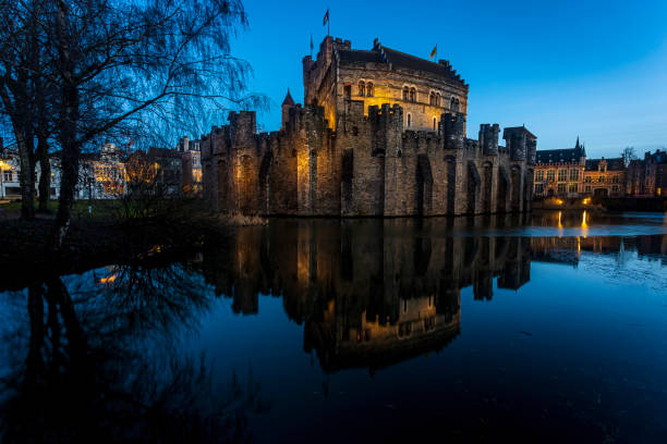 a cidade de ghent, bélgica - castle gravensteen - fotografias e filmes do acervo