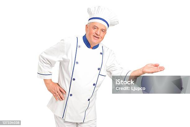 Foto de Retrato De Sorrindo Chef Balançando Um Bastão De Boasvindas e mais fotos de stock de Adulto