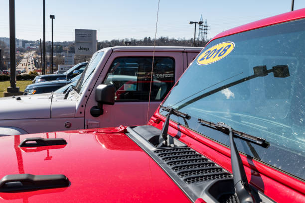 uma concessionária jeep em monroeville, pensilvânia, eua com wranglers usados alinhados à venda - used car dealership - fotografias e filmes do acervo