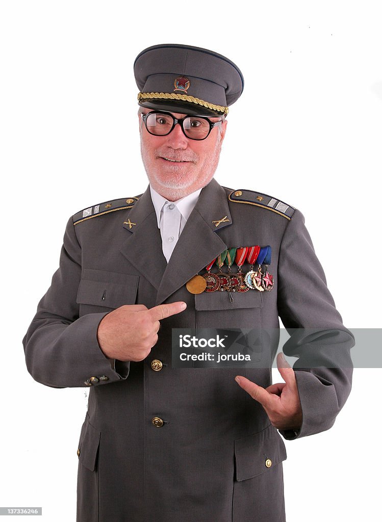 Gli incaricati dello Uniformed soldato sovietico in occhiali mostra le medaglie - Foto stock royalty-free di Abbigliamento