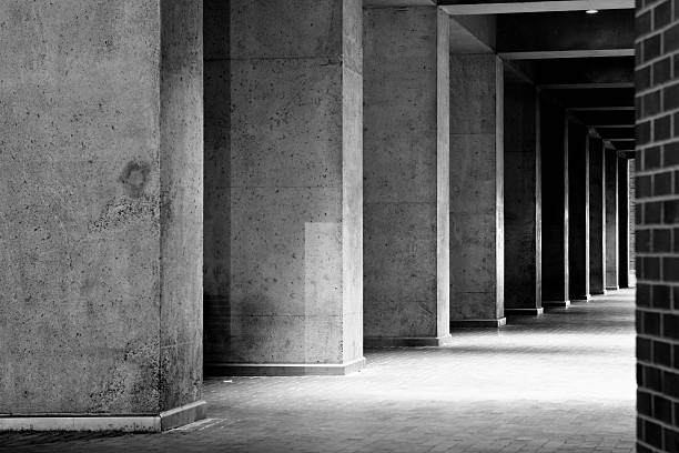 Konkreten Spalte Korridor in schwarz und weiß – Foto