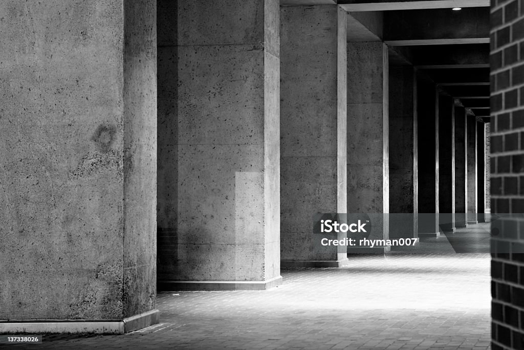 Colonne de béton Corridor en noir et blanc - Photo de Béton libre de droits