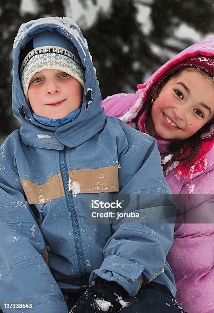 Niños En Invierno Foto de stock y más banco de imágenes de Aire libre - Aire libre, Alegre, Alegría