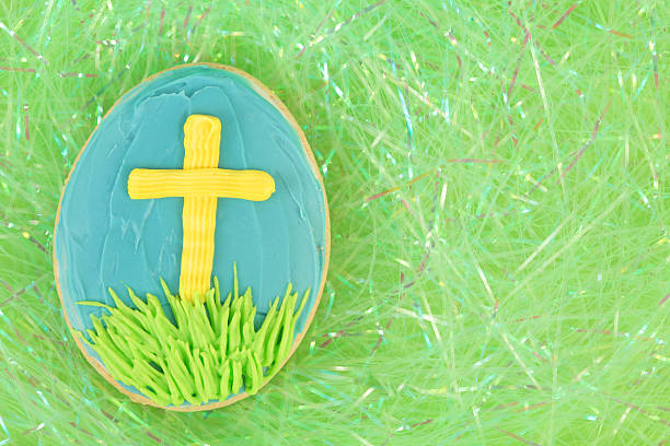 oeuf de pâques avec les cookies - easter egg religion cross spirituality photos et images de collection