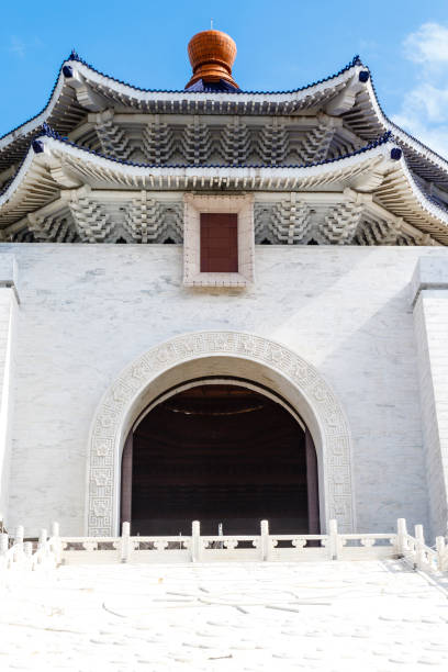 facciata del national chiang kai-shek memorial hall a taipei, taiwan - national chiang kai shek memorial hall foto e immagini stock