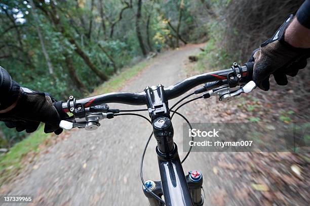 Foto de Mountain Biking e mais fotos de stock de Beleza natural - Natureza - Beleza natural - Natureza, Bicicleta, Bicicleta de Corrida