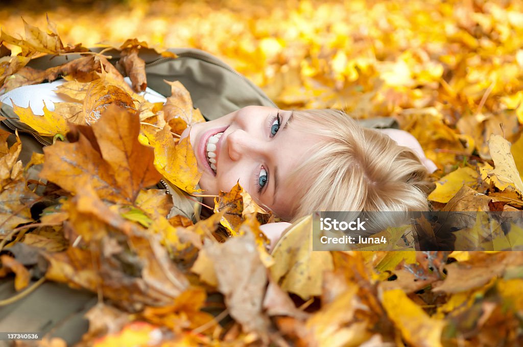 Adolescente feliz no Outono folhas - Royalty-free 20-24 Anos Foto de stock