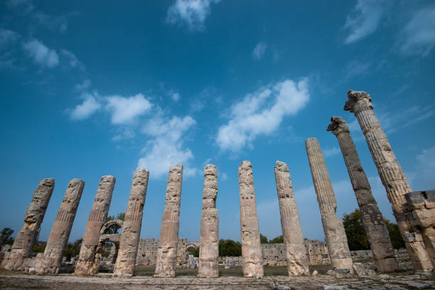 ウザンカブスの古代都市 - uzuncaburc temple roman mediterranean culture ストックフォトと画像