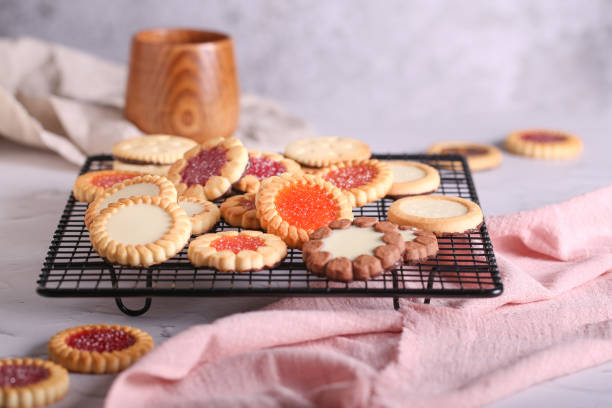 las galletas biscotti italianas están acostadas sobre una mesa gris - biscotti jam biscuit cookie biscuit fotografías e imágenes de stock