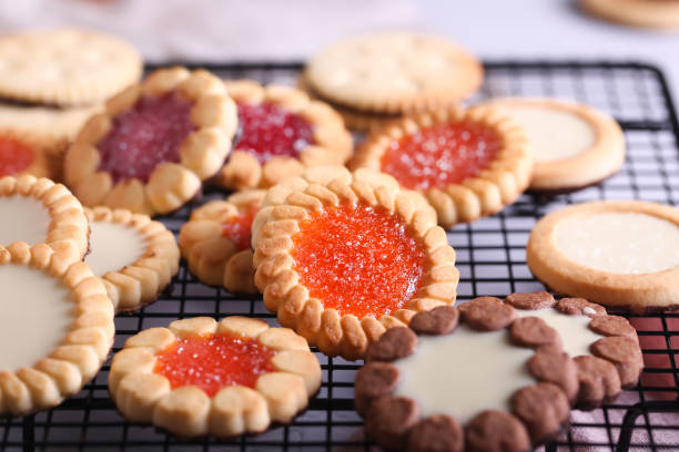 las galletas biscotti italianas están acostadas sobre una mesa gris - biscotti jam biscuit cookie biscuit fotografías e imágenes de stock