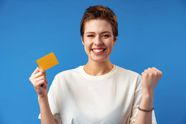 파란 배경에 복사 공간이있는 명함을 들고있는 젊은 여성의 이미지 - invitation blank smiling business card 뉴스 사진 이미지