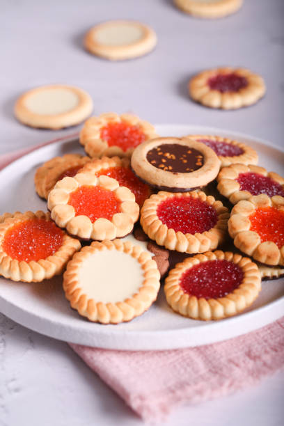 las galletas biscotti italianas están acostadas sobre una mesa gris - biscotti jam biscuit cookie biscuit fotografías e imágenes de stock